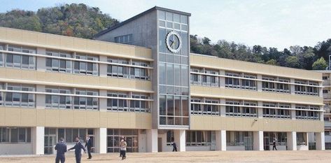 Japanese Middle School, High School Architecture, Tokyo School, Japan School, Modern Japanese House, Japanese Buildings, Japanese Town, School Building Design, School Places