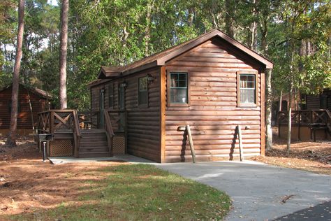 The Cabins at Fort Wilderness resort are so much fun! My family isn’t big on tent camping or dealing without air conditioning in the Florida heat, so this is a great alternative and you still get to experience the amenities and relaxation that Fort Wilderness is known for. Do you know these 6 points about the Cabins Disney Fort Wilderness, Fort Wilderness Cabins, Disney Fort Wilderness Resort, Disney Hacks, Fort Wilderness Disney, Wilderness Cabins, Unique Resorts, Resort Cabins, Wilderness Resort