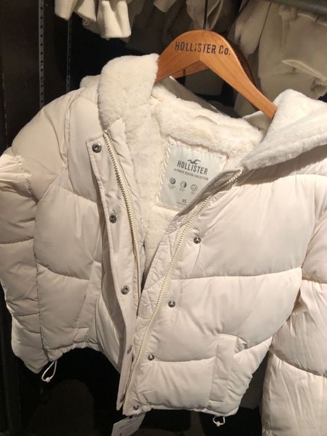 Cute Winter Coats Aesthetic, White Puffer Outfit Aesthetic, Puffer Jackets Outfits, White Winter Jacket Aesthetic, Winter Jacket Outfits Aesthetic, Coquette Winter Jacket, Winter Jackets 2024, Fluffy Jacket Aesthetic, Winter Jackets Women Aesthetic