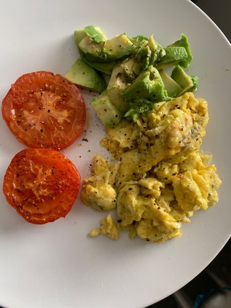 Essen, Scrambled Eggs With Avocado, Egg Recipes Scrambled, Breakfast Idea With Eggs, Healthy Scrambled Eggs, Scrambled Egg Recipes, Scrambled Eggs Healthy, Scrambled Eggs Avocado, 2024 Collage