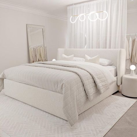 White Fabric Beds, Bedroom Elevation Interior, Luxury Bed Frame Design, White Bed Inspiration, King Size Bed Master Bedrooms Cozy, Tech Apartment, White Room Decor Bedroom, Bed Types, Cream Bed