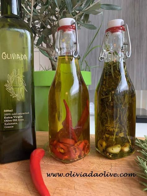 Infused Chili Oil, Chilli Infused Olive Oil, Chilli Olive Oil Recipe, Diy Rosemary Infused Olive Oil, Homemade Infused Olive Oil Christmas Gifts, Diy Cooking Oils Recipes, Oil And Vinegar Bottles Decor, Chili Olive Oil, Chili Olive Oil Recipes