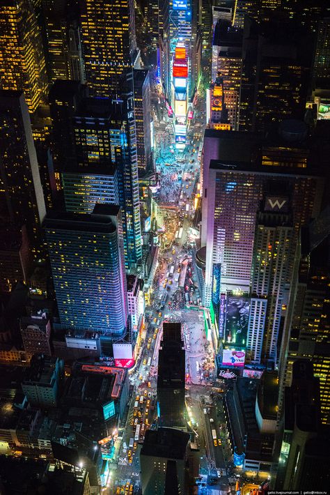 New York Photos - Page 78 - SkyscraperCity Halal Guys, Photo New York, Food Carts, Neon City, Voyage New York, City At Night, Manhattan Nyc, Dream City, City Photography