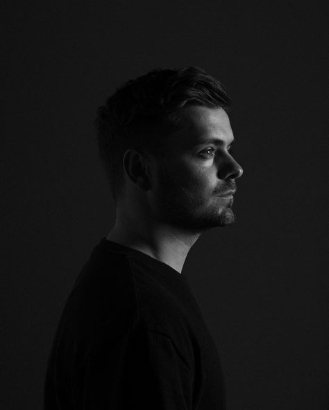 Martin Garrix Wallpaper, Music Photoshoot, Dj Photos, Martin Garrix, Best Dj, Studio Photoshoot, Press Kit, Band Photos, Male Poses