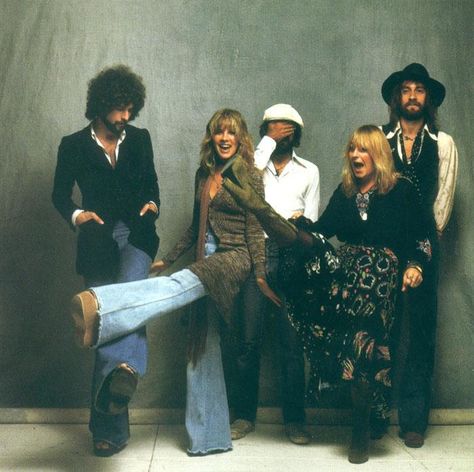 THIS DAY IN ROCK HISTORY: December 31, 1974:  Stevie Nicks and Lindsey Buckingham join Fleetwood Mac.   While the band has gone through many changes the Fleetwood Mac that most of us are familiar with is created. John Mcvie, Buckingham Nicks, Lindsey Buckingham, Stevie Nicks Fleetwood Mac, The Cardigans, Mazzy Star, I'm With The Band, Stevie Nicks, Fleetwood Mac