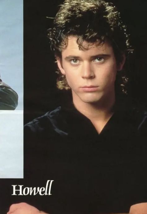 C Thomas Howell 80s Wallpaper, Tom Howell, Outsiders Ponyboy, Attractive Actors, The Outsiders Ponyboy, Tommy Howell, 80s Guys, Outsiders Cast, Ponyboy Curtis