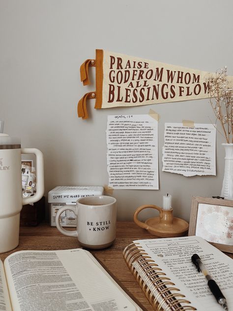 Christian Dorm Room Decor, Bible Study Nook, Bible Study Area At Home, Bible Room Decor, Bulliten Boards Ideas Bedroom, Bible Corner Ideas, Christian Home Aesthetic, Christian Dorm Decor, Bible Study Room Ideas