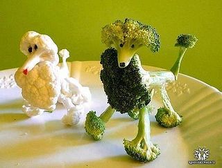 veggie poodles @Chrissy L L L Palmieri-Warren @Cyndi Price Price Price Schuler @Rose Pendleton Pendleton O'Connor Palmieri **These look so FUN for kids! www.twitter.com/... Facebook: www.facebook.com/... Instagram: instagram.com/... Website: www.Saladshots.com Vegetable Animals, Veggie Art, Decorações Com Comidas, Food Art For Kids, Green Juice Recipes, Creative Food Art, Vegetable Carving, Food Carving, Veggie Tray