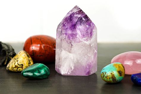 When you are just starting to work with the energy of crystals, it can all feel quite overwhelming. What stones should you work with? Where do you begin? How do crystals have energy? What are healing crystals and what do they do? How do you get the most out of your energy crystals? This Beginner’s Guide to Healing Crystals gives you the answers to all of your crystal questions so you can get started with your new energy tools. Created over the millennia, healing crystals harness the life-giving Crystals Guide, Crystals Spirituality, Crystals For Wealth, What Are Crystals, Energy Muse, Healing Rocks, Crystal Uses, Crystal Guide, Vibrational Energy