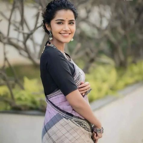 Anupama Parameswaran Saree, Anupama Parameswaran Cute Face, Long Shiny Hair, Anupama Parameswaran, Saree Poses, Indian Photoshoot, Natural Glam, Saree Models, Indian Fashion Dresses