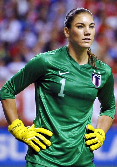 Hope Solo, arquero de la Selección USA Femenina y del  Seattle Reign FC de la National Women's Soccer League de los Estados Unidos. Hope Solo, Usa Soccer Team, Abby Wambach, Female Soccer, Soccer Goalie, Women's Soccer Team, Female Soccer Players, Usa Soccer Women, Us Soccer