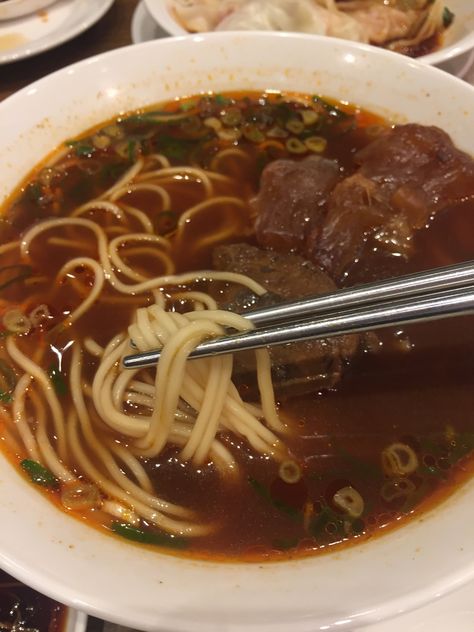 Asian Noodle Soups, Taipei Food, Shanghai Food, Soup Store, Chinese Soup Recipes, Culture Around The World, Noodle Soups, Pho Soup, Dinner Home