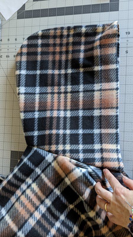 Flannel Cape Diy Free Pattern, Easy Fleece Poncho, Fleece Cape Pattern, Diy Coat From Blanket, Poncho Size Chart, Quilt Poncho Pattern, Fleece Hooded Scarf With Pockets Free Pattern, Diy Hooded Blanket, Diy Hooded Poncho