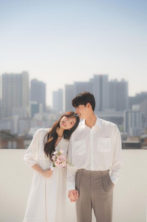 Fall Matching Outfits Couple, Ide Foto Prewedding, Prewedding Outfit Ideas, Fall Outfits For Couples, Matching Outfits Couple, Korean Prewedding Photography, Casual Prewedding, Pre Wedding Photoshoot Theme, Korean Prewedding