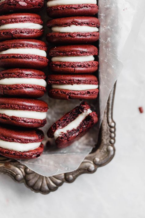 Decadent Red Velvet Macarons with a cream cheese frosting. Perfect for the holiday season, or just because! Red Velvet Macarons Recipe, Red Velvet Macaroons, Red Velvet Macarons, Patisserie Vegan, Kue Macaroon, Vegan Wedding Cake, Broma Bakery, Macaron Recipe, Holiday Cookie Recipes