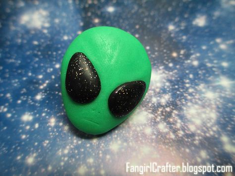 Fimo, Alien Clay Earrings, Alien Clay Art, Green Clay Ideas, Polymer Clay Alien, Clay Alien, Polymer Clay Halloween, Crafting Wire, Halloween Clay