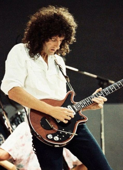 Brian May: Lead guitar of queen + Astrophysicist..Ingenious. Queen Brian May, Live Aid, Queen Photos, Roger Taylor, Queen Freddie Mercury, John Deacon, Brian May, Queen Band, Killer Queen