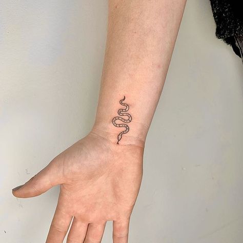 Girly Snake Tattoo, Feminine Snake Tattoo, Small Snake Tattoo, Hunter Tattoo, Minimalistic Tattoo, Cowboy Tattoos, Snake Tattoos, Boho Tattoos, Snake Tattoo Design