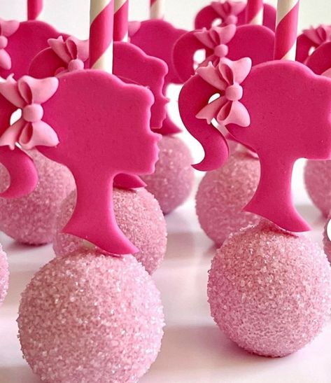 Barbie Pool Party Cake Ideas, Barbie Cake Pops Cakepops, Barbie Theme Cake Ideas, Barbie Cakesicles, Barbie Cakepops, Barbie Themed Food, Barbie Cake Pops, Pink Barbie Party, Graduation Cake Pops