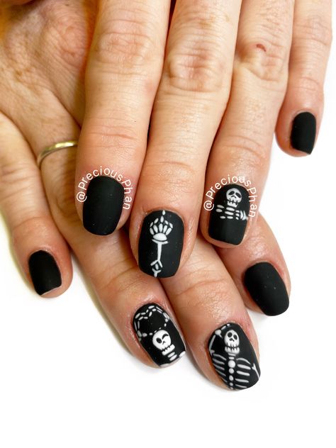 Black Nails With Skeleton, Skeleton Hand Nails, Skeleton Nail Designs, Skeleton Nails Designs, Black Skull Nails, Halloween Nails Skeleton, Nails Skeleton, Skeleton Nail Art, Cosmo Nails