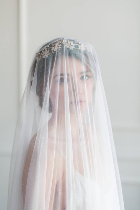 Wedding Veil With Crown, Bridal Veil Blusher, Drop Wedding Veil, Artsy Clothes, Art Curation, Hijab Ideas, Veils Bridal, Bridal Hair Veil, Veil Headpiece