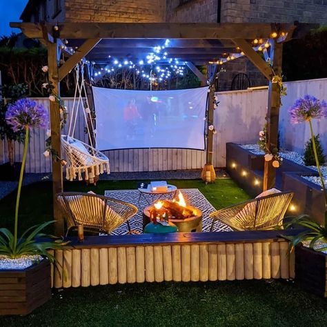 Outside Hangout Area, Backyard Teenage Hangout, Backyard Movie Theater With Fire Pit, Outdoor Movie And Fire Pit, Fire Pit Movie Theater, Garden Movie Night Outdoor Projector, Movies Outside Backyards, Outdoor Movie Night, Outdoor Movie Theater