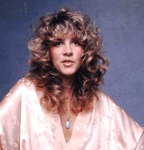 goldduststevie: ““Stevie Nicks - 1977. ” ” Stevie Nicks Style, 70s Hair, Stevie Nicks Fleetwood Mac, Curly Hair Inspiration, I'm With The Band, Shag Haircut, Julia Roberts, Fleetwood Mac, Stevie Nicks