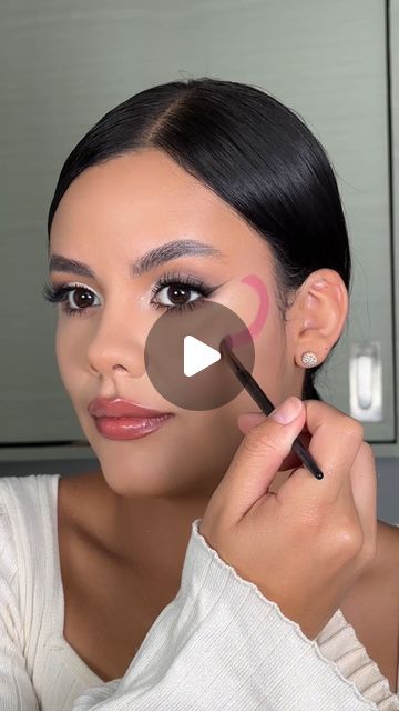 𝑪𝒂𝒕𝒂 𝑮𝒂𝒓𝒄𝒊𝒂 𝑨 on Instagram: "Blush Hacks 💗" Make Up Hacks Tiktok, Lipstick Blush Hack, Mekap Tips Video, Make Up Hacks Makeup Tricks Foundation, Makeup Tips Tiktok, Blush Hacks, Covering Acne, Makeup Hacks Videos, Acne Redness