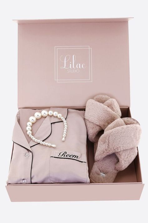 Pajama Party Gift Ideas, Pyjama Packaging Ideas, Robe And Slippers Gift Basket, Pyjamas Packaging Ideas, Pajamas Gift Box Ideas, Pyjama Sets Women, Pajama Packaging, Pyjama Packaging, Makeup Gift Box Ideas