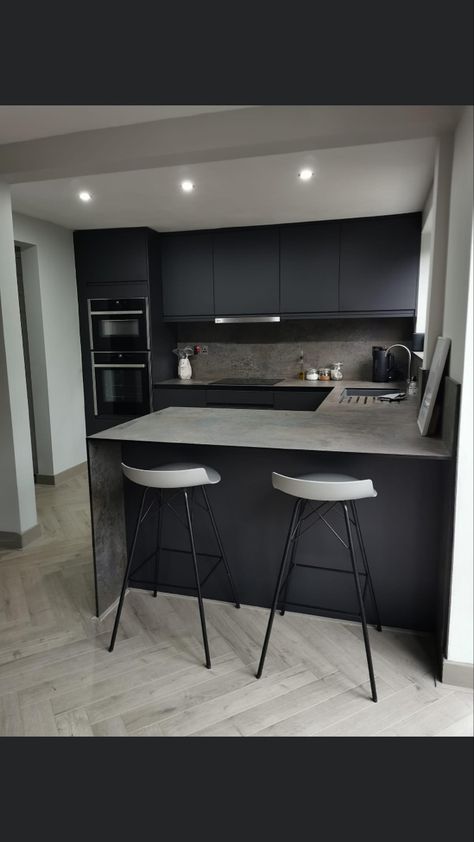 Minimalist Black Kitchen Design, Small Black Kitchen Modern, Black L Shaped Kitchen, Black Condo Kitchen, Gray And Black Kitchen Decor, Black And Grey Modern Kitchen, Modern Dark Gray Kitchen, L Shaped Black Kitchen, Black Kitchen Small Apartment