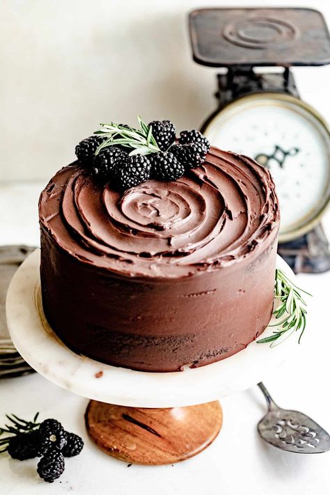 Cake Decorating With Chocolate Frosting, Diy Birthday Cake Chocolate, Chocolate Icing Cake Decorating, Ganache Frosting Cake Design, Gourmet Chocolate Cake, Ganache Decorated Cake, Decorate Chocolate Cake Ideas Birthdays, Chocolate Cake Inspiration, Chocolate Ganache Birthday Cake