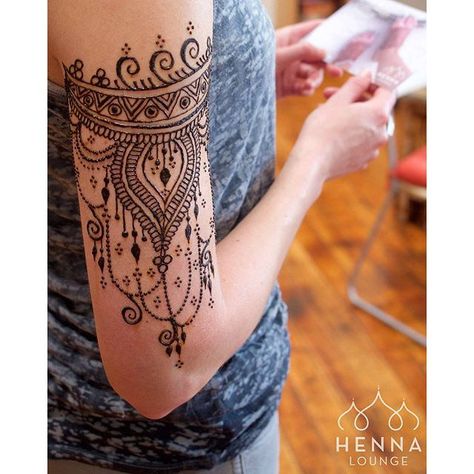 Wrap-around henna.  So beautiful #arm #henna #design Henna Arm Tattoo, Henna Motive, Henna Sleeve, Cool Henna, Henna Tattoo Designs Arm, Henne Tattoo, Cute Henna, Tato Henna, Girl Arm Tattoos