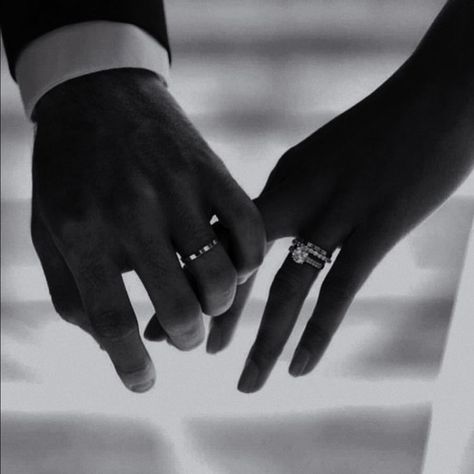 Kings Of Sin, King Of Wrath, Wedding Picture Poses, Wedding Couple Poses, Black And White Aesthetic, Wedding Shots, Wedding Poses, White Photo, Wedding Pics