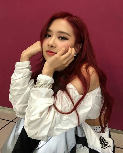 #roseanneparkcaheyoung #blackpink @tekirandtekir @🌸Tekir Red Hair, A Woman, Wall, Red, Hair, Pink, White, Black