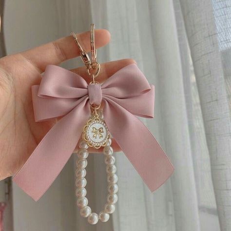 Bead Charms Diy, Kraf Diy, Handmade Jewelry Tutorials, Jewelry Accessories Ideas, Diy Keychain, Diy Bow, Beaded Keychains, Diy Hair Accessories, Personalized Keychain