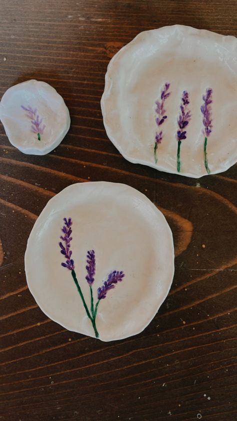 DIY Botanical-Imprinted Clay Jewelry Dishes Diy Clay Dish Ideas, Homemade Clay Jewelry Dish, Air Dry Clay Trinket Dishes Diy, Clay Jewelry Holder Diy, Diy Clay Jewelry Dish, Clay Organizer, Jewelry Tray Diy, Air Dry Clay Jewelry Holder, Diy Trinket Dish