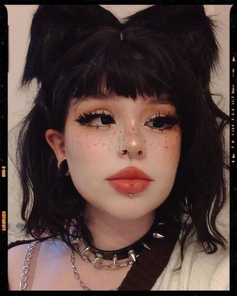 E-Girl Makeup Idea Pink Egirl Makeup, Egirl Eye Makeup, Egirl Makeup Soft, Edgy Eye Makeup, E Girl Makeup, Egirl Makeup, Blue Makeup Looks, Makeup Blending, Alt Makeup