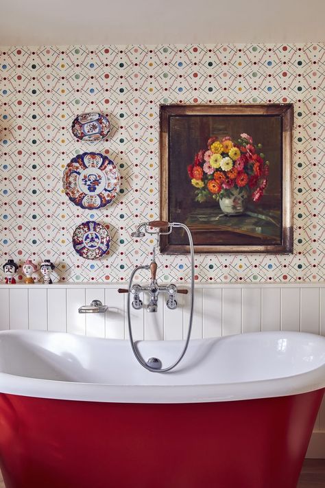 Don’t hang all your plates in the kitchen. Here they adorn the wall of interior designer Sophie Robinson’s bathroom, set off beautifully by the Ottoline wallpaper. @sophierobinsoni sophierobinson.co.uk PIC ALUN CALLENDER Upholstery Pins, Peelable Wallpaper, Sophie Robinson, Wallpaper Bathroom, Downstairs Loo, Country Living Magazine, Inspirational Wallpapers, Bathroom Wallpaper, Updating House