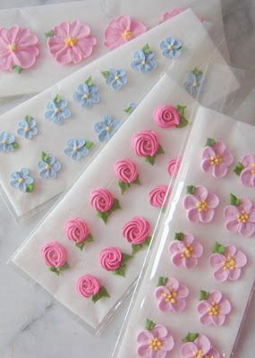 Royal Icing Flowers Easy Royal Icing Recipe, Royal Icing Flowers, Icing Techniques, Royal Icing Transfers, Icing Flowers, Icing Frosting, Icing Tips, Royal Icing Decorations, Valentines Day Cookies