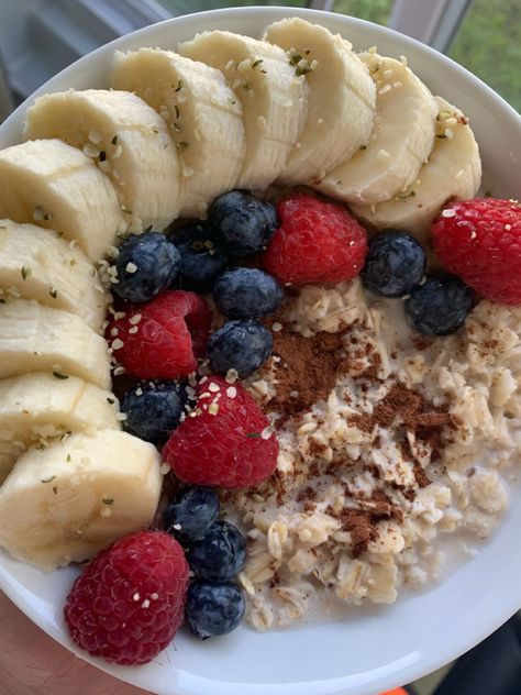 Essen, Oats With Fruits, Oatmeal Fruit Bowl, Oatmeal Bowl Aesthetic, Oats Aesthetics, Aesthetic Oatmeal Bowl, Oatmeal Aesthetic, Pretty Oatmeal, Dorm Meals