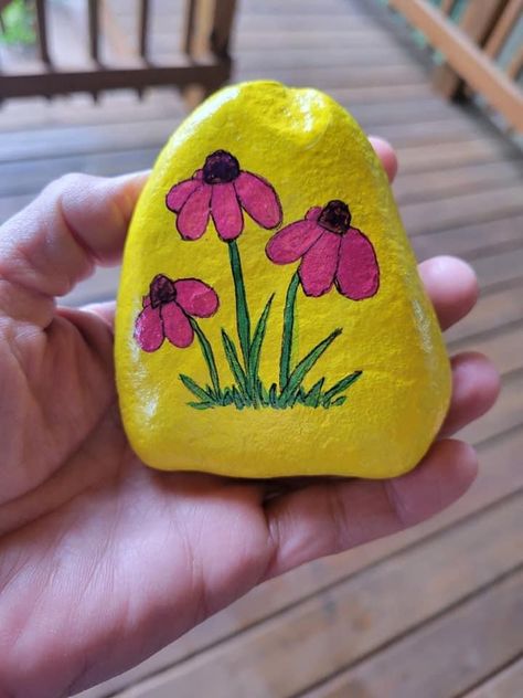 Easy Spring Rock Painting Ideas, Painted Rocks For Spring, Painted Rocks Ideas Easy Flowers, Painted Rocks Ideas For Spring, Painted Rocks Spring, Flower Rock Painting Ideas, Spring Painted Rocks, Tulip Rock Painting, Spring Rock Painting Ideas