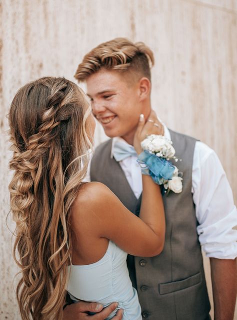 Props For Prom Pictures, Professional Homecoming Pictures, Prom Photos Poses, Professional Prom Pictures Couples, Prom Pictures Couples Kissing, Couple Prom Poses Pic Ideas, Prom Poses Couples Photo Ideas Romantic, Homecoming Dance Picture Ideas, Farm Prom Pictures