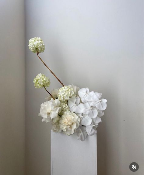 Modern Wedding Flowers Arrangements, Minimalist Flower Arrangement, Orchid Vase, Wedding Table Setup, White Flower Arrangements, Modern Wedding Flowers, Hydrangea Arrangements, Aisle Flowers, Hydrangeas Wedding