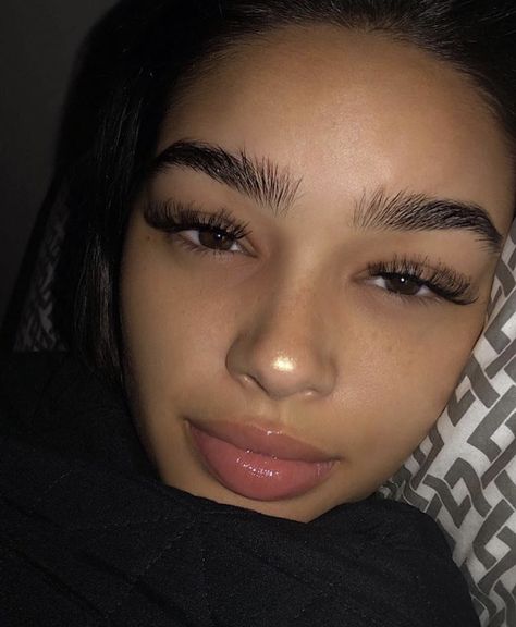 Thick Eyebrows Natural, Lex Carrington, Eyelash Goals, Eyebrows Goals, Thick Brows, Thick Eyebrows, Bare Face, Glowy Skin, Instagram Baby