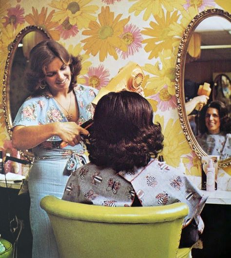 Vintage Hairsalon Retro, People Doing Hair In A Salon, 70s Salon, Beauty School Dropout, Vintage Beauty Salon, Vintage Hair Salons, Hairdresser Salon, Retro Beauty, School Dropout