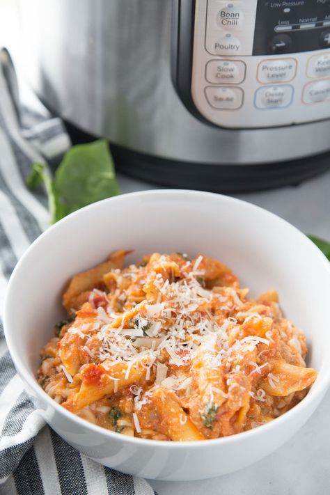 Save time and make this Healthy Instant Pot Baked Ziti for the 21 Day Fix whenever you are craving a bowl of warm and cheesy comfort food!  Packed with protein and veggies, this Healthy Baked Ziti is gluten-free with a dairy free option, as well!  21 Day Fix Baked Ziti | Healthy Baked Ziti | Instant Pot Baked Ziti | Instant Pot Recipes | Healthy Instant Pot | 21 Day Fix Instant Pot Recipes #confessionsofafitfoodie #21dayfixrecipes #instantpotrecipes #healthyinstantpot Healthy Baked Ziti, Instant Pot Baked Ziti, Healthy Instant Pot, 21 Day Fix Meal Plan, Pot Recipes Healthy, Beachbody Recipes, Healthy Baked, Fit Foodie, 21 Day Fix Meals