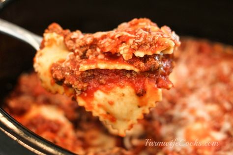 Are you looking for a new crock pot recipe that will be a big hit with the family? This Slow Cooker Cheesy Ravioli Casserole is a family favorite! Crockpot Lazy Lasagna, Cheesy Ravioli, Lazy Lasagna Recipe, Crock Pot Lasagna Recipe, Ravioli Casserole, Lazy Lasagna, Dinner Casserole Recipes, Ravioli Recipe, Crockpot Dishes