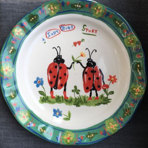 Ceramic Pottery Plate Painting Ideas, Ladybug Pottery Painting, Cute Pottery Plates, Paint Your Own Plate, Ceramics Plates Designs, Cute Ceramic Plates, Painted Plate Ideas, Ladybug Pottery, Plate Ceramic Painting