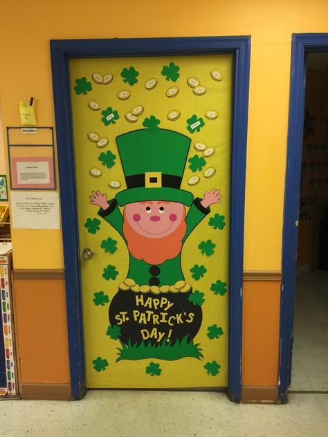 DIY March Door And Bulletin Board Decor For St. Patrick's Day - RecipeMagik Classroom Wall Decoration Ideas, Classroom Wall Decoration, Classroom Door Decorating, Lobby Ideas, March Crafts, School Decoration, School Door Decorations, St Patricks Day Crafts For Kids, San Patrick