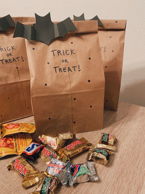 Trick Or Treat Gift Bags, Halloween Cat Treat Bags, Halloween Paper Treat Bags, Halloween Lolly Bags, Diy Halloween Trick Or Treat Paper Bags, Brown Paper Bag Halloween Treat Bags Diy Kids, Paper Bag Halloween Treat Bags Diy, Brown Paper Bag Halloween Treat Bags, Trick Or Treat Candy Bags